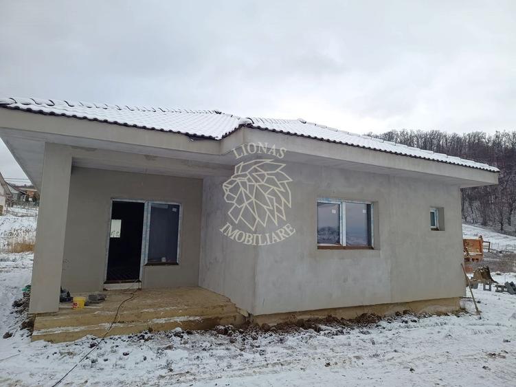 Casă individuală cu 4 camere cu Canalizare în Nord-Est