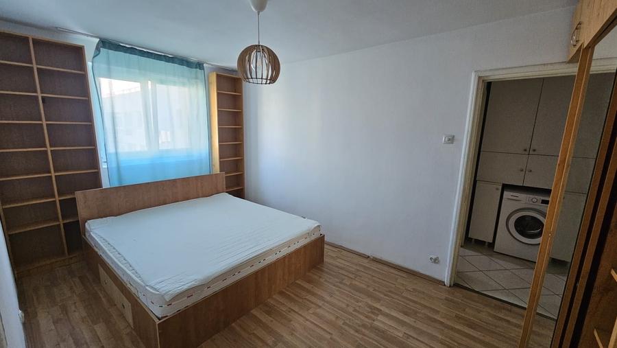 Apartament cu 3 camere semidecomandat în Tineretului