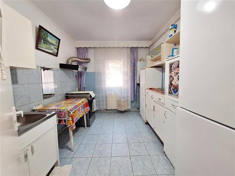 Apartament cu 3 camere semidecomandat în Mioriței