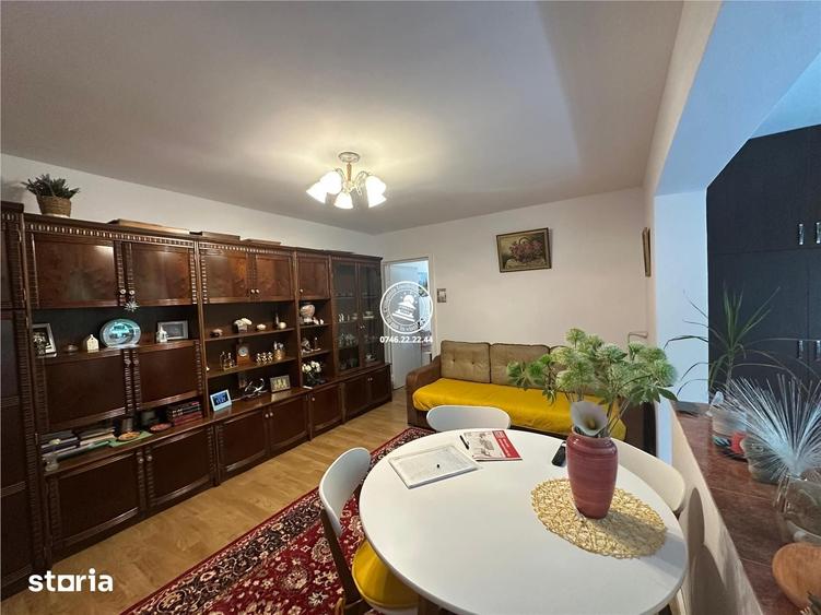 Apartament cu 3 camere semidecomandat, mobilat în Podul de Piatră