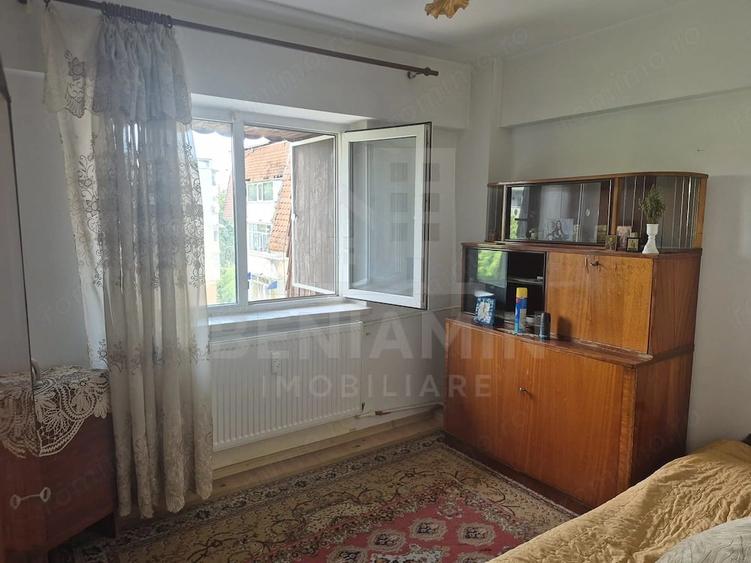 Apartament cu 3 camere decomandat în Sărari