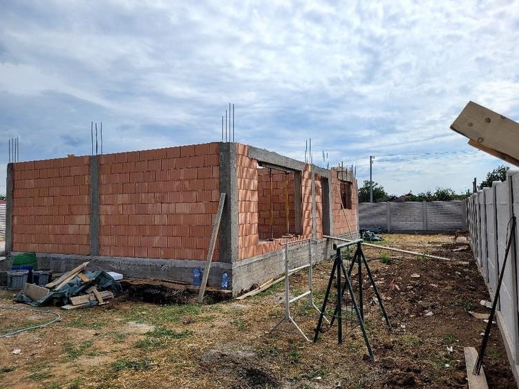 Casă cu 4 camere în Șimian