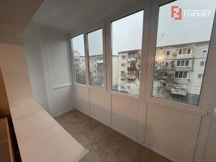 Apartament cu 4 camere semidecomandat, mobilat în Girocului