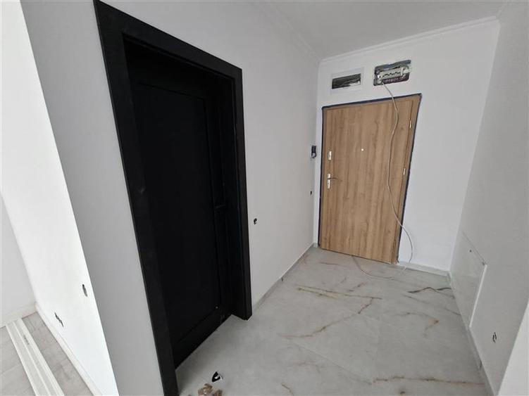 Apartament cu 4 camere semidecomandat în Florești