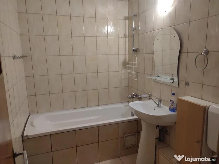 Apartament cu 4 camere semidecomandat în Moșilor