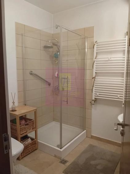 Casă cu 5 camere cu Teren 240 Mp în Tei