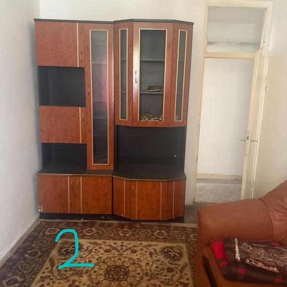 Apartament cu 3 camere semidecomandat în Petros