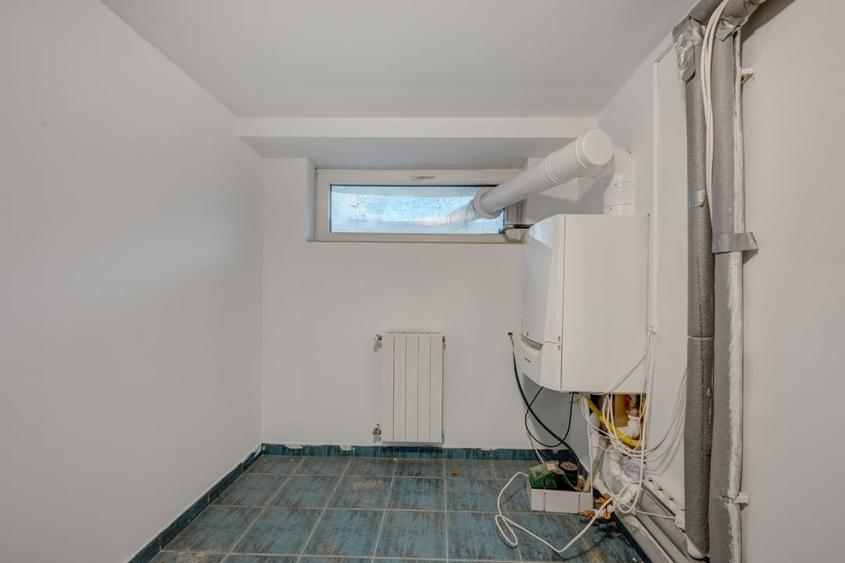 Casă individuală cu 11 camere cu Canalizare în Militari