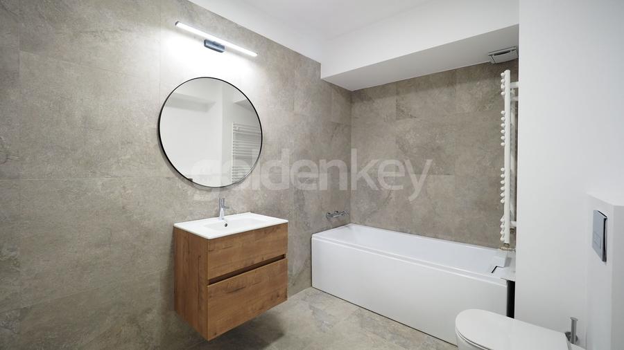 Apartament cu 4 camere semidecomandat în Băneasa