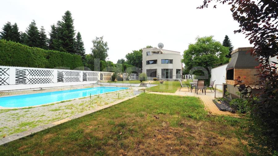 Casă individuală cu 7 camere cu Piscina în Iancu Nicolae