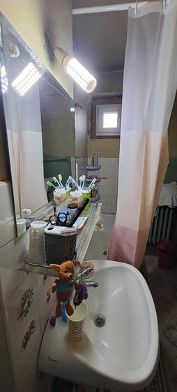 Apartament cu 3 camere semidecomandat în Baba Novac