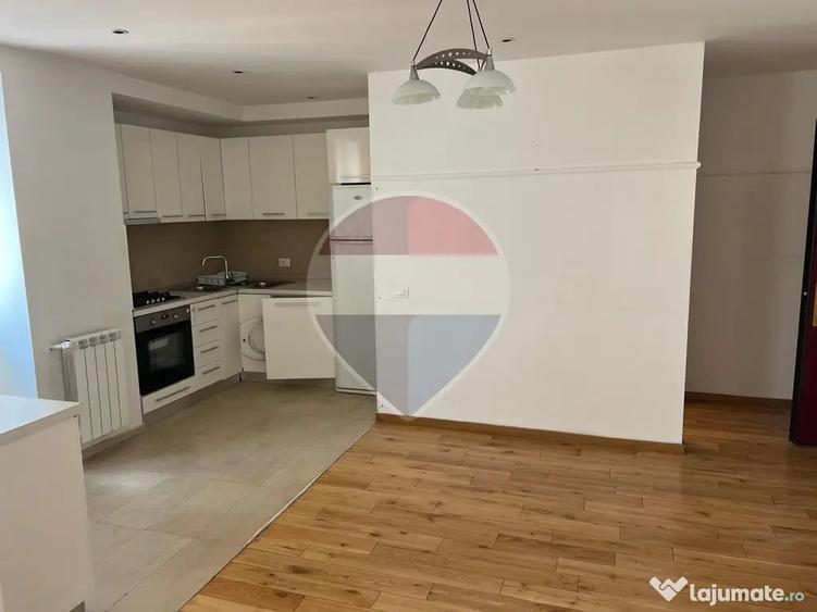 Apartament cu 3 camere semidecomandat în Nordului
