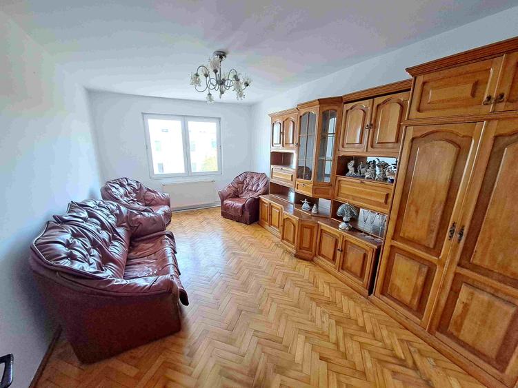 Apartament cu 3 camere decomandat în Mureșeni