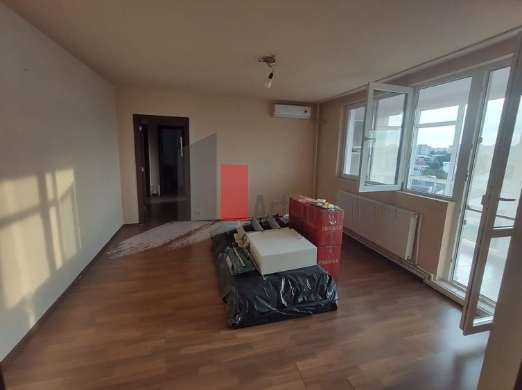 Apartament cu 3 camere semidecomandat în Alexandru Obregia