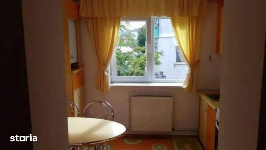 Apartament cu 3 camere semidecomandat în Decebal
