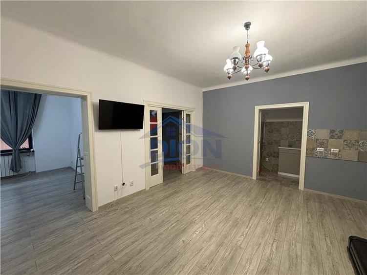 Apartament cu 3 camere semidecomandat în Universitate