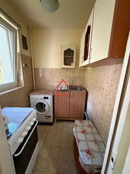 Garsonieră decomandată, mobilată în Podu Roș