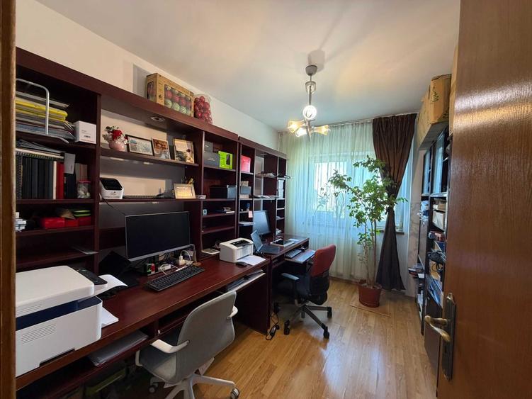 Apartament cu 4 camere decomandat în Drumul Taberei