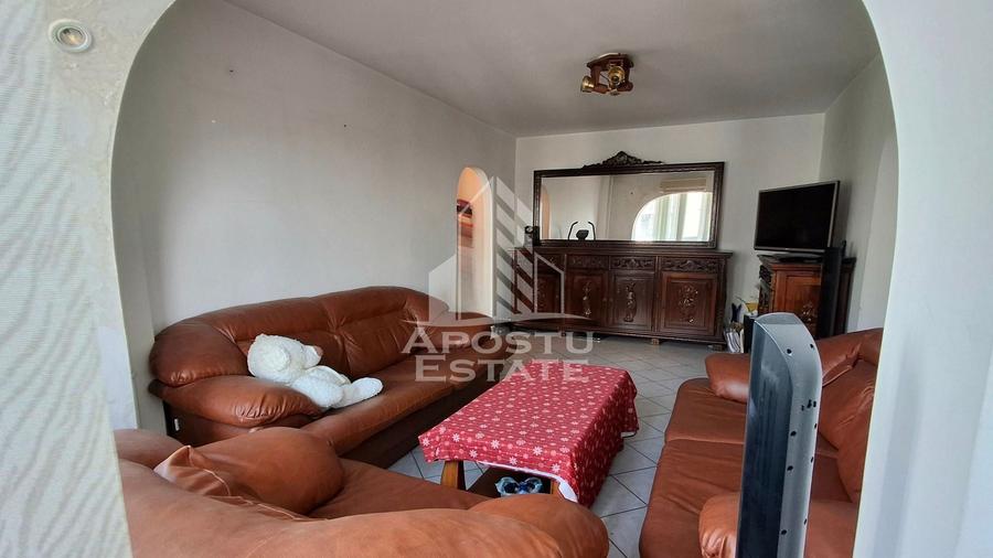 Apartament cu 4 camere semidecomandat, mobilat în Micălaca