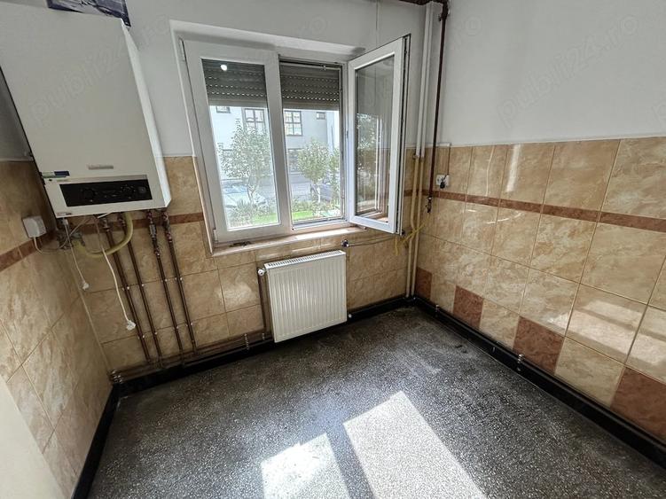 Apartament cu 3 camere semidecomandat în Romanilor