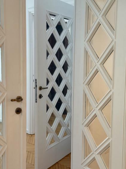 Apartament cu 3 camere semidecomandat în Capitale