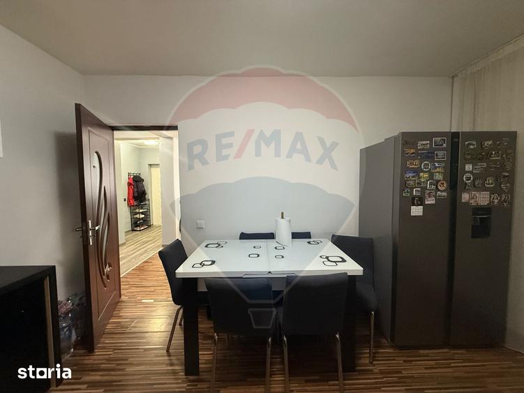 Casă cu 5 camere cu Teren 336 Mp în Șimnicu de Sus