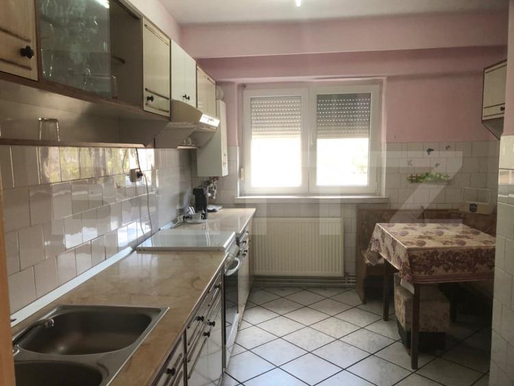 Apartament cu 3 camere decomandat în Carpați 2