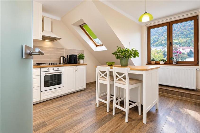 Apartament cu 3 camere decomandat, mobilat în Centrul Istoric