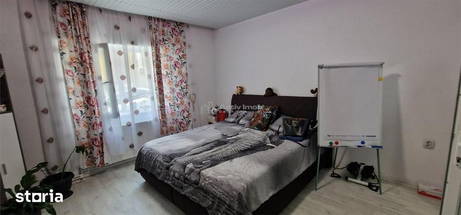 Casă cu 6 camere cu Teren 216 Mp în Muncitoresc