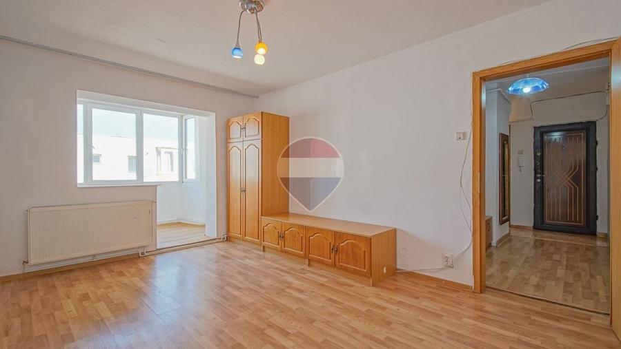 Apartament cu 3 camere semidecomandat, mobilat în Central