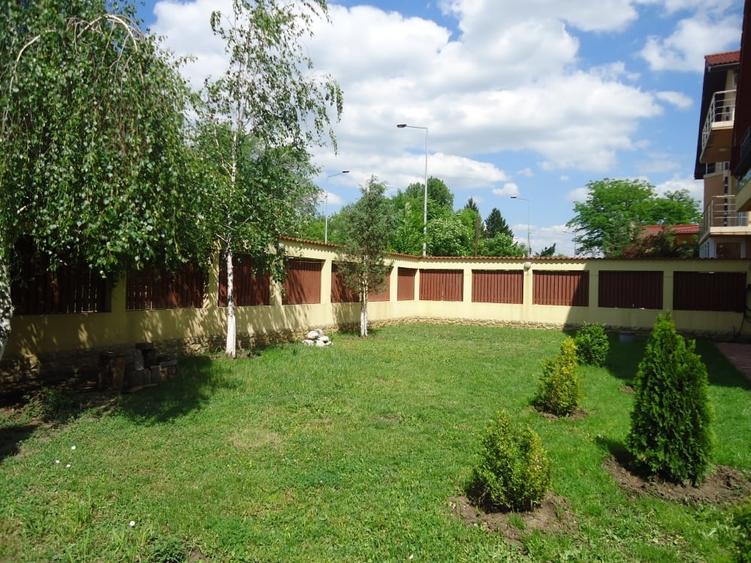 Casă individuală cu 6 camere cu Garaj în Iancu Nicolae