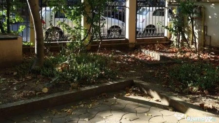 Casă cu 8 camere cu Teren 355 Mp în Nordului