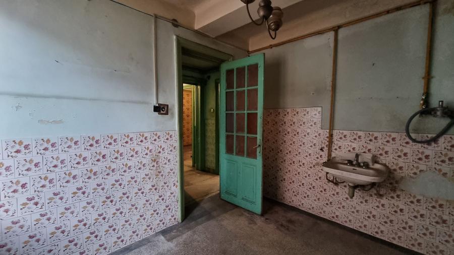 Apartament cu 4 camere decomandat în Calea Victoriei