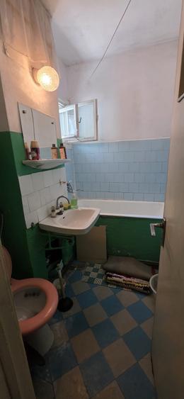 Apartament cu 4 camere semidecomandat în Podu Roș