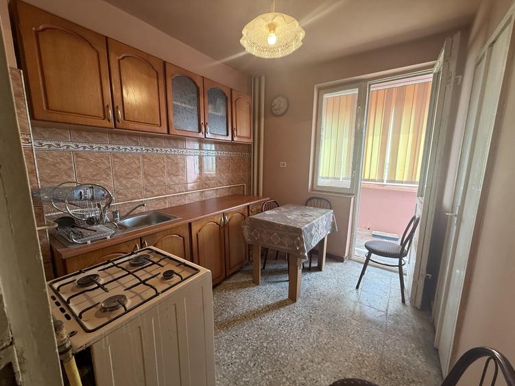 Apartament cu 3 camere semidecomandat în Girocului