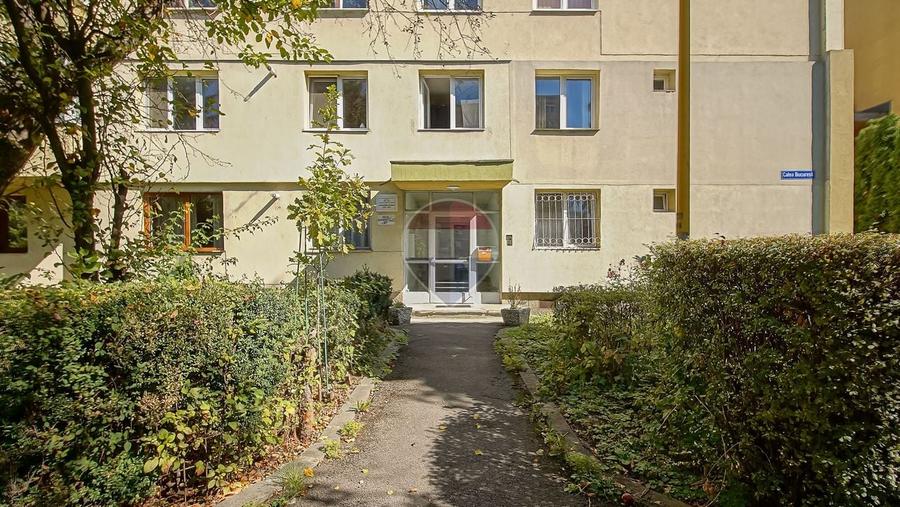 Apartament cu 2 camere semidecomandat în Calea București