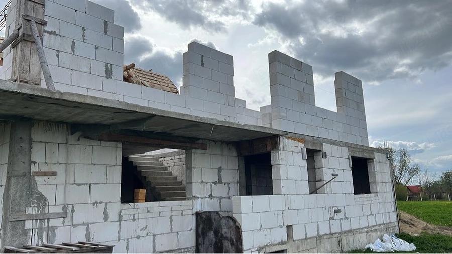 Casă cu Teren 3000 Mp în Budila