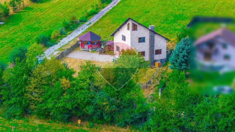 Casă individuală cu 5 camere cu Teren 696 Mp în Vulcan