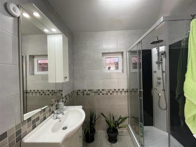 Casă cu 4 camere cu Garaj în Central