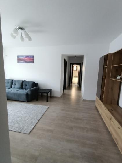 Apartament cu 3 camere semidecomandat în Fundeni