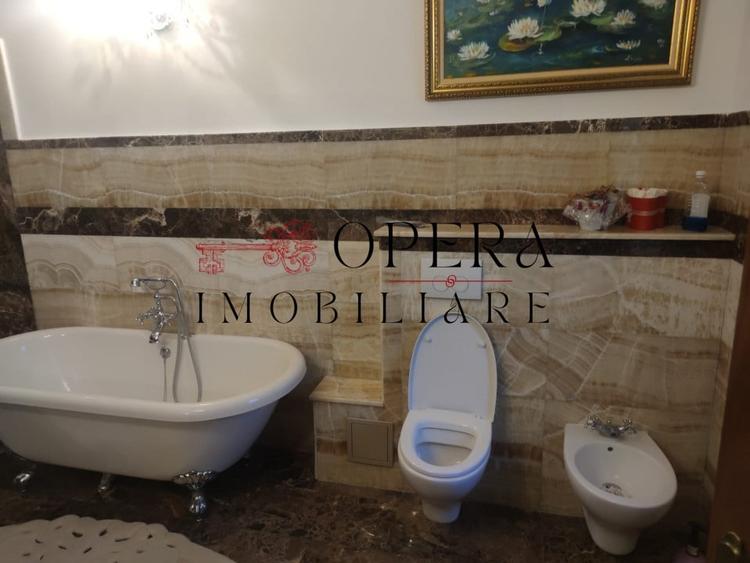 Casă individuală cu 8 camere cu Canalizare în Moara de Vânt
