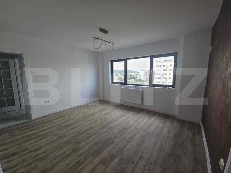 Apartament cu 3 camere semidecomandat în Podu Roș