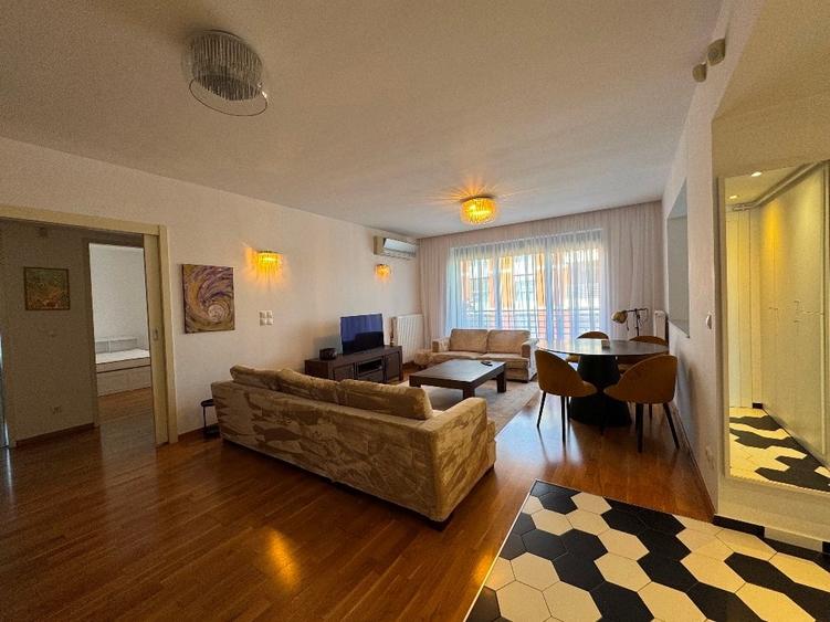 Apartament cu 3 camere semidecomandat în Sisești
