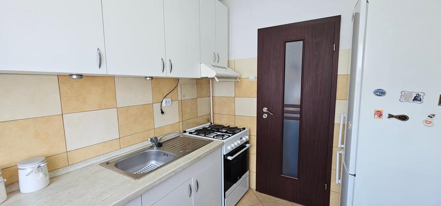 Inchiriez apartament de 2 camere,decomandate situat in zona Cedonia,la etajul 3 - 2