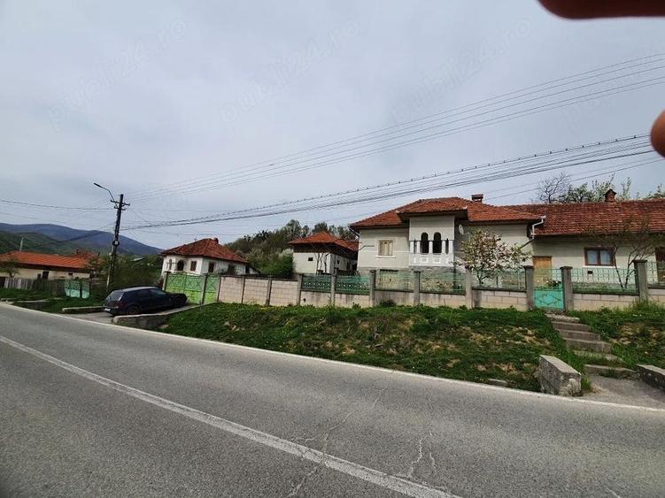 Casă cu 6 camere cu Teren 7000 Mp în Central