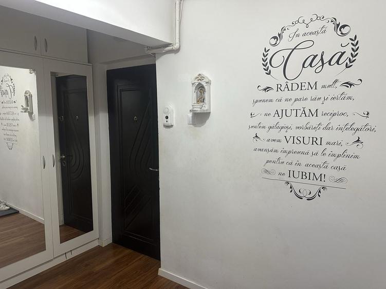 Apartament cu 4 camere decomandat în Micro 16