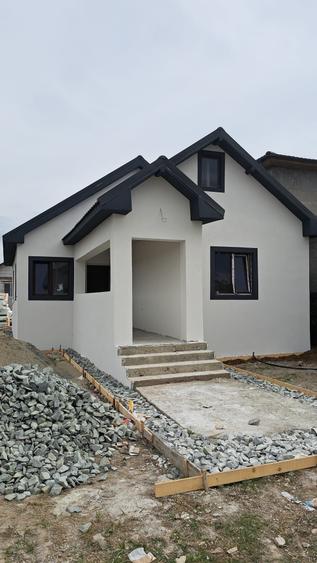 Casă individuală cu 3 camere cu Teren 250 Mp în Est