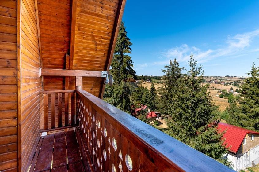 Casă individuală cu 8 camere cu Teren 3012 Mp în Mărișel