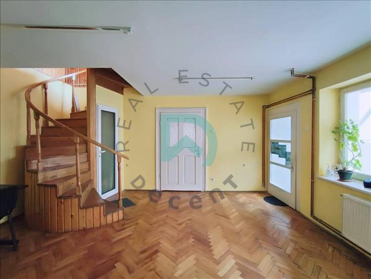 Apartament cu 5 camere semidecomandat în Brașovul Vechi