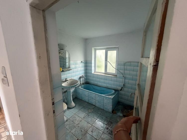 Casă cu 4 camere în Purcăreni